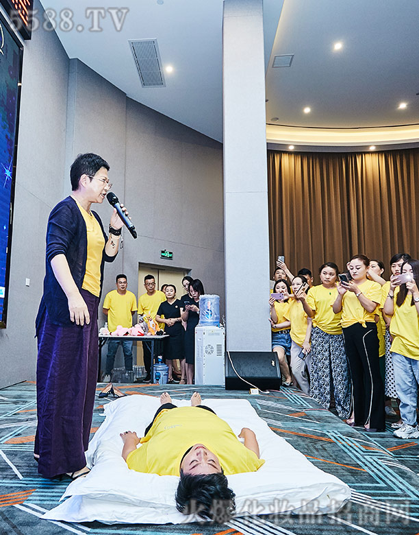 ���ؠ������t(y��)ˎ���g(sh��)���V�ݣ����޹�˾���F(xi��n)��(ch��ng)չʾ