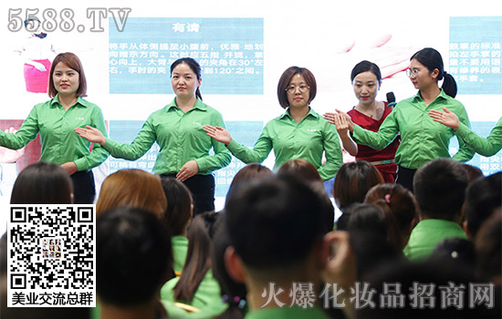 培訓(xùn)過(guò)程中老師在指導(dǎo) 培訓(xùn)過(guò)程中老師在指導(dǎo)