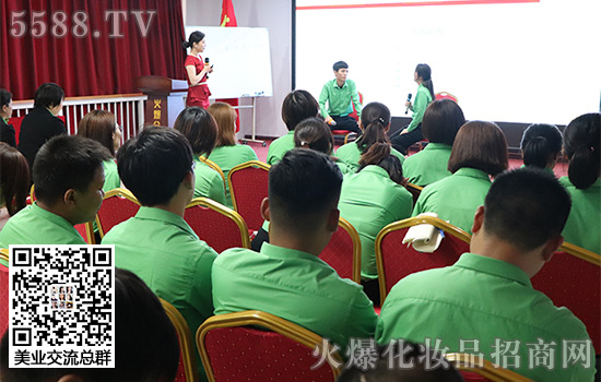 在老師的指導(dǎo)下進行溝通交流 在老師的指導(dǎo)下進行溝通交流