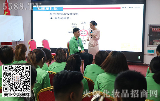 在培訓過程中老師和我們互動 在培訓過程中老師和我們互動