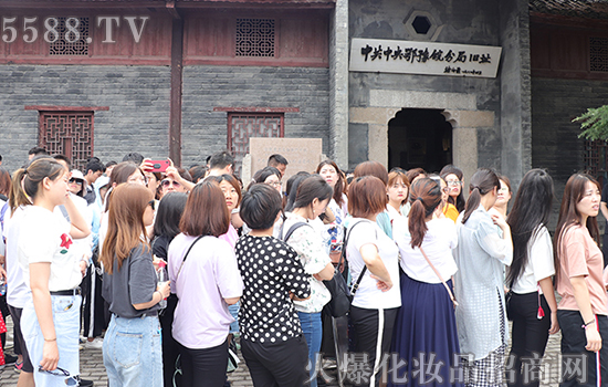 走近革命時(shí)代,感受英雄情懷 走近革命時(shí)代,感受英雄情懷