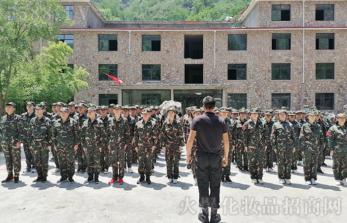 要做點亮別人的蠟燭 要做點亮別人的蠟燭