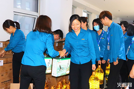 火爆家人領(lǐng)取中秋禮品 火爆家人領(lǐng)取中秋禮品