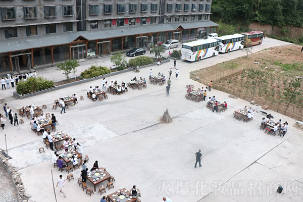 勇攀高峰 開闊眼界 勇攀高峰 開闊眼界