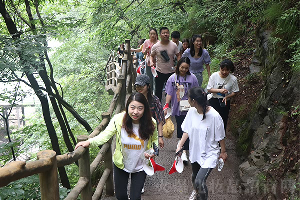 會(huì)當(dāng)凌絕頂,一覽眾山小 會(huì)當(dāng)凌絕頂,一覽眾山小