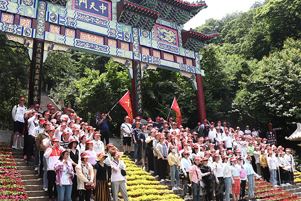 遠赴人間驚鴻宴·國學經(jīng)典記心間 遠赴人間驚鴻宴·國學經(jīng)典記心間