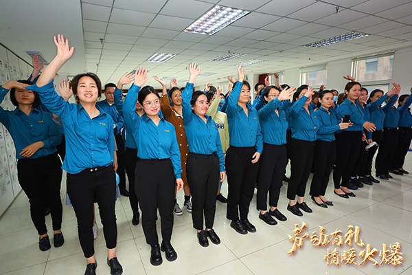 勞動(dòng)有禮,情暖火爆!火爆網(wǎng)為員工派送五一勞動(dòng)節(jié)福利 勞動(dòng)有禮,情暖火爆!火爆網(wǎng)為員工派送五一勞動(dòng)節(jié)福利