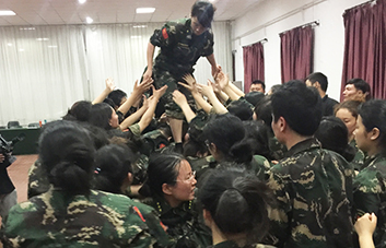 �Θ�ƥ�R�y��Խ�����˱��F(tu��n)���L(zh��ng)����