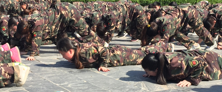 һ�˷��e(cu��)ȫ�w���P���@���ǈF(tu��n)�(du��)������